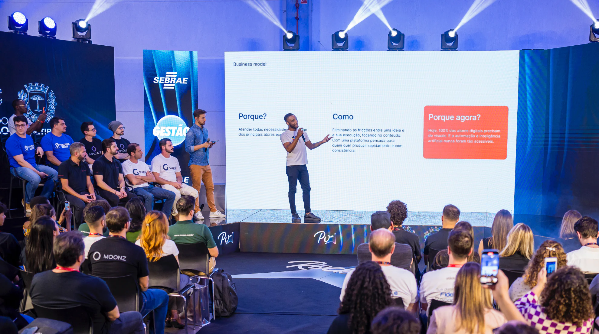 Yann Yimo pitching to an audience and the Brazilian TV channel Globo powered by SEBRAE PARANÁ.