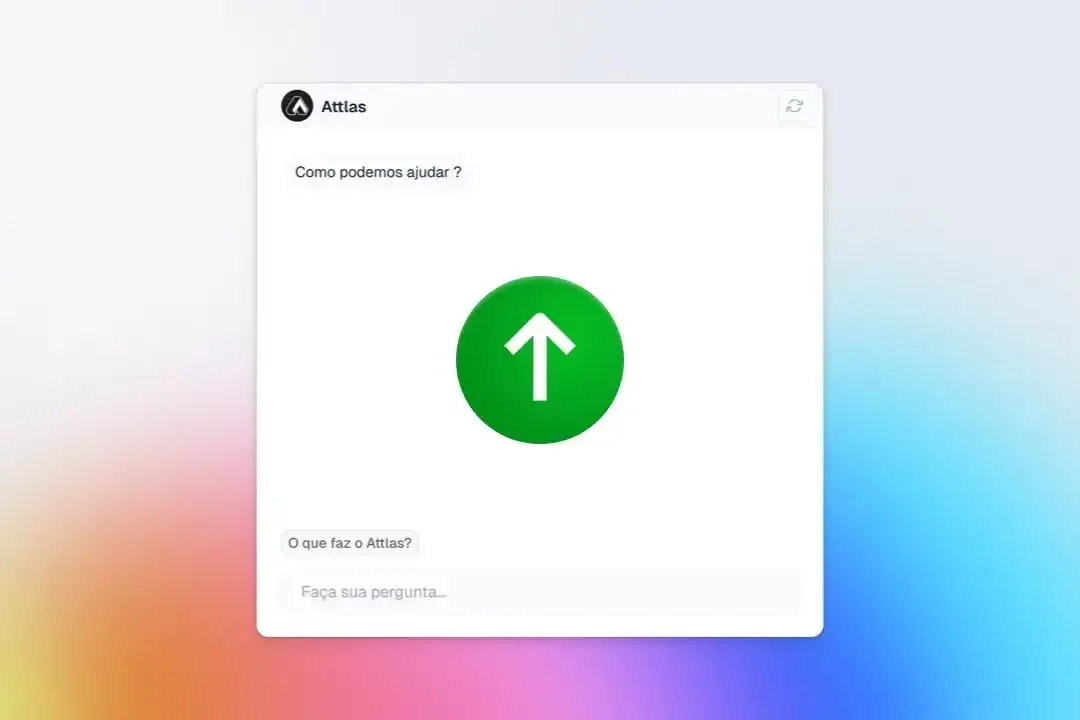 A screenshot of the Attlas SaaS platform interface, featuring a chat window with a green upward arrow icon in the center. The text at the top asks, "Como podemos ajudar?" (How can we help?). Below is a prompt inviting users to "Faça sua pergunta..." (Ask your question...). The background is a soft gradient, blending pastel colors. This image illustrates the user-friendly chat feature of Attlas, designed to assist users in creating AI-driven conversations.